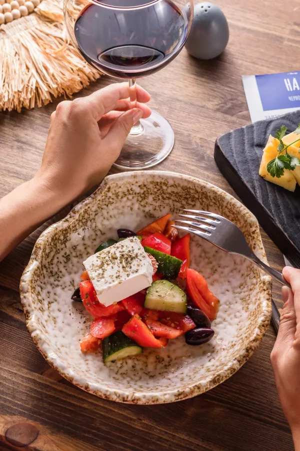 Кафе На юга! в Анапе: Разновидности кухни, Детское меню, Летняя терраса, Винная карта, Постное меню, Заказ навынос,