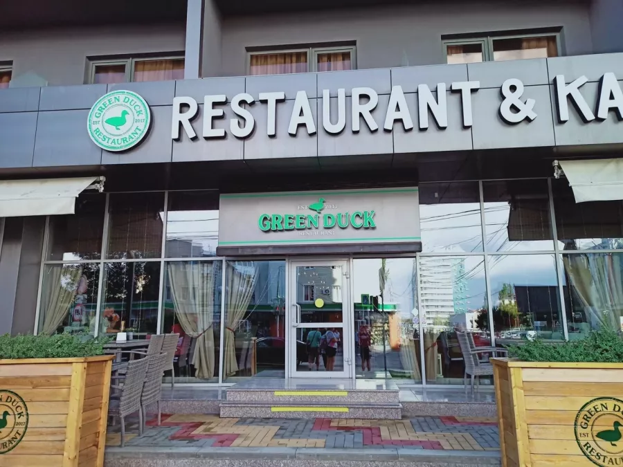 Ресторан Green duck в Анапе: Терраса, Проведение банкетов, Живая музыка, Детское меню, Итальянская кухня, Винная карта,