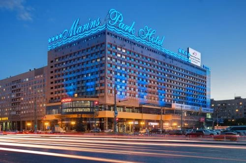 Отель Marins Park Hotel в Нижнем Новгороде: салон красоты, люкс, паб, терраса, Ресторан, Сауна, Отель, Чилим,