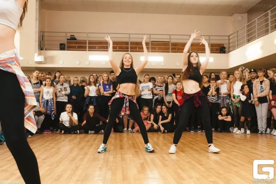Школа танцев Racurs dance studio в Анапе: Джаз, Танго, Фламенко, Хореография, Реггетон, Акрабатика,