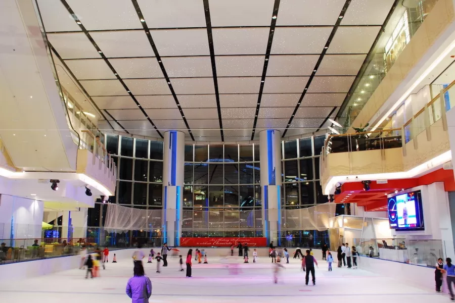 Каток Champion rink at Golden Resources Shopping Centre в Пекине: Развлечения, Развиваться, Торговый центр,