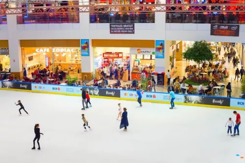 Каток 五彩冰 (Лед пяти цветов) в ТРК 五彩城 (Dreamport) в Пекине