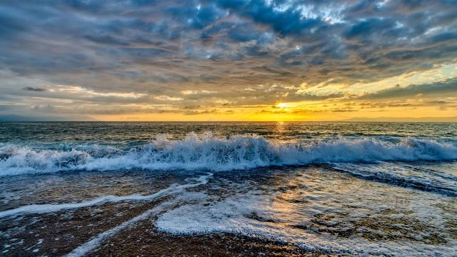 Пляж Чайка в Адлере: Пляжи Адлера, Морской берег, Шезлонг, Массаж , Черное Море,