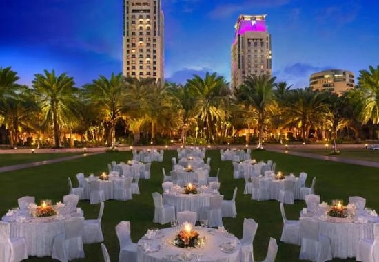 Отель Habtoor Grand Resort, Autograph Collection5* в Дубаи: Тренажерный зал , Аквапарк , Отель 5*, Частный пляж , Спа-салон , Бассейн, Конференц-зал,