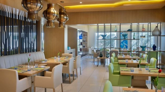 Отель Habtoor Grand Resort, Autograph Collection5* в Дубаи: Тренажерный зал , Аквапарк , Отель 5*, Частный пляж , Спа-салон , Бассейн, Конференц-зал,