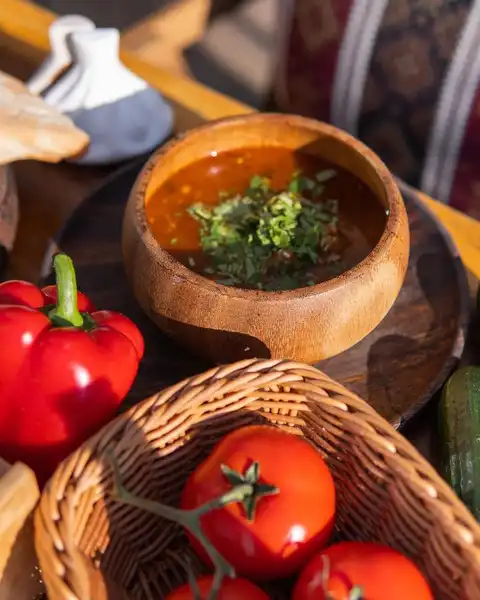 Ресторан Old Tbilisi Georgian Cuisine в Дубаи: Традиционная еда , Еда Грузии , Шашлык, Мясо на гриле , Хинкали, Грузинские танцы ,