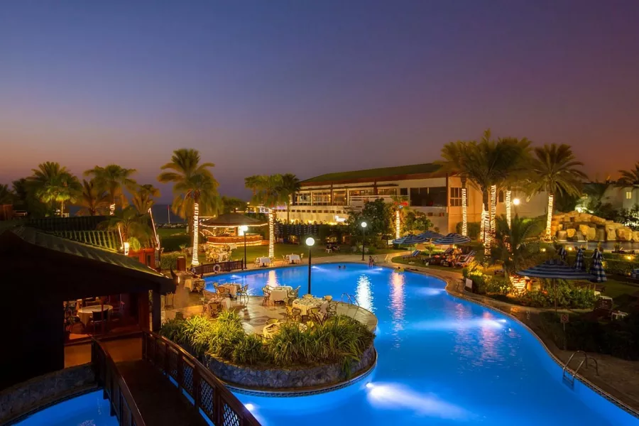 Отель Dubai Marine Beach Resort & SPA 5* в Дубаи: Частный пляж , Удобные номера , Бассейн, Бар , Отель,