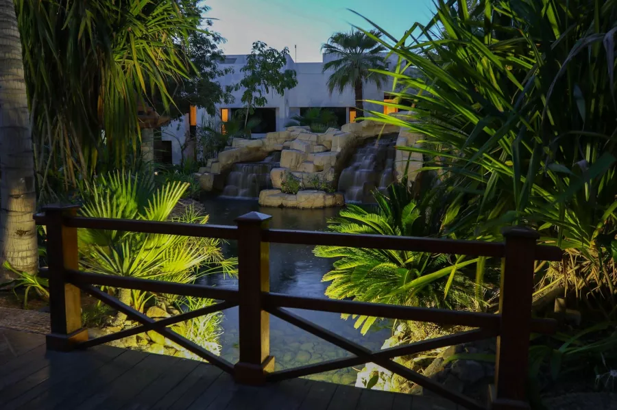 Отель Dubai Marine Beach Resort & SPA 5* в Дубаи: Частный пляж , Удобные номера , Бассейн, Бар , Отель,