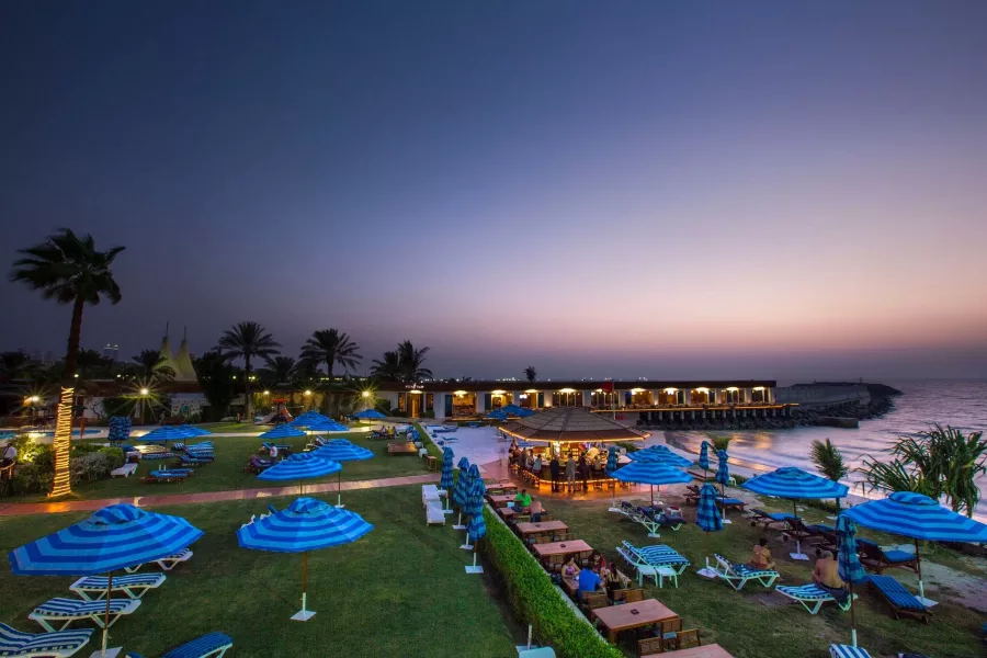 Отель Dubai Marine Beach Resort & SPA 5* в Дубаи: Частный пляж , Удобные номера , Бассейн, Бар , Отель,