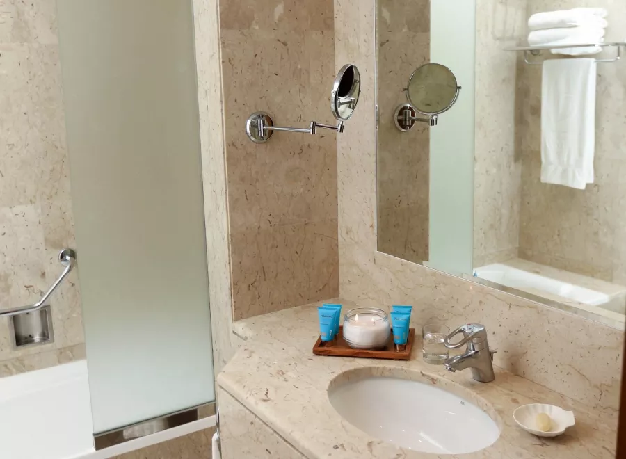 Отель Dubai Marine Beach Resort & SPA 5* в Дубаи: Частный пляж , Удобные номера , Бассейн, Бар , Отель,