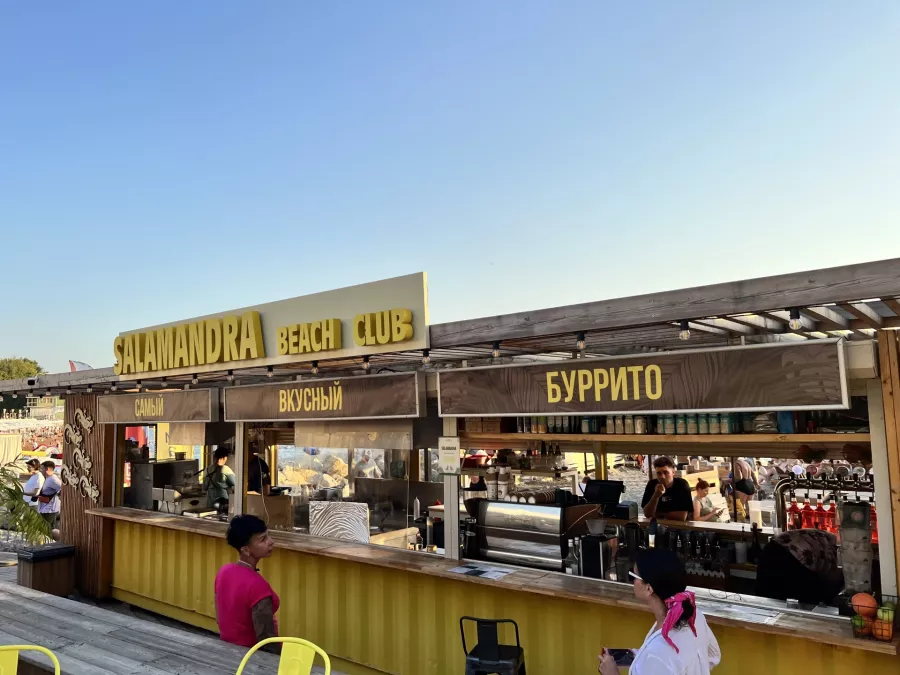 Пляж Salamandra Beach Club в Геленджике: Шезлонг, Пляжи Геленджика , Саламандра , Черное Море , Бунгало, Фуд-корт, Массаж , Фотосессия ,