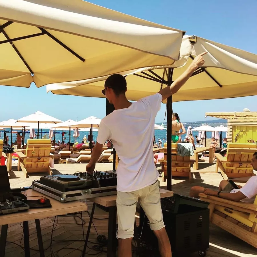Пляж Salamandra Beach Club в Геленджике: Шезлонг, Пляжи Геленджика , Саламандра , Черное Море , Бунгало, Фуд-корт, Массаж , Фотосессия ,