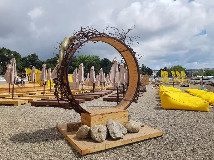 Пляж Salamandra Beach Club в Геленджике: Шезлонг, Пляжи Геленджика , Саламандра , Черное Море , Бунгало, Фуд-корт, Массаж , Фотосессия ,