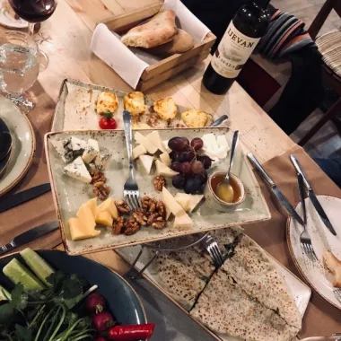 Ресторан армянской кухни "Lavash Restaurant" (Լավաշ ռեստորան).