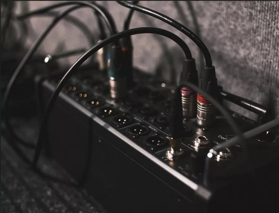 Студия звукозаписи 420BPM Production в Санкт-Петербурге: Музыкально, Музыкальная студия , Сведение трека , Создать трек , Записать трек , Записать трек инструментал , Трек с нуля,