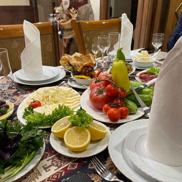 Ресторан армянской кухни У Артуша в Ереване: семейный ужин, кавказские специи, Ресторан, Армянская кухня,