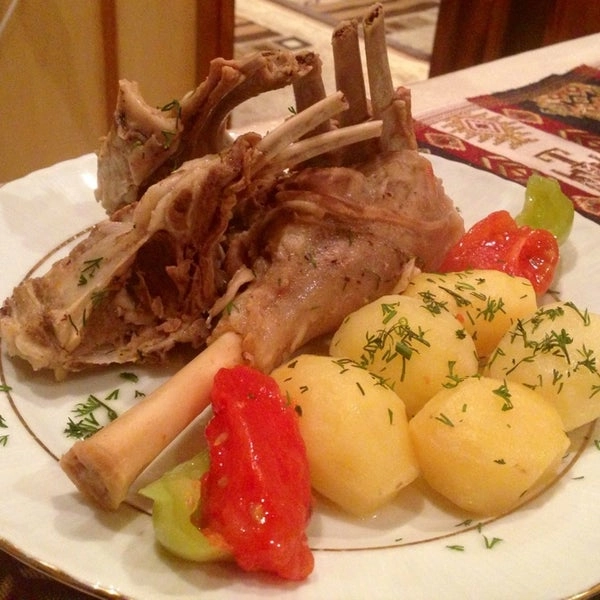 Ресторан армянской кухни У Артуша в Ереване: семейный ужин, кавказские специи, Ресторан, Армянская кухня,