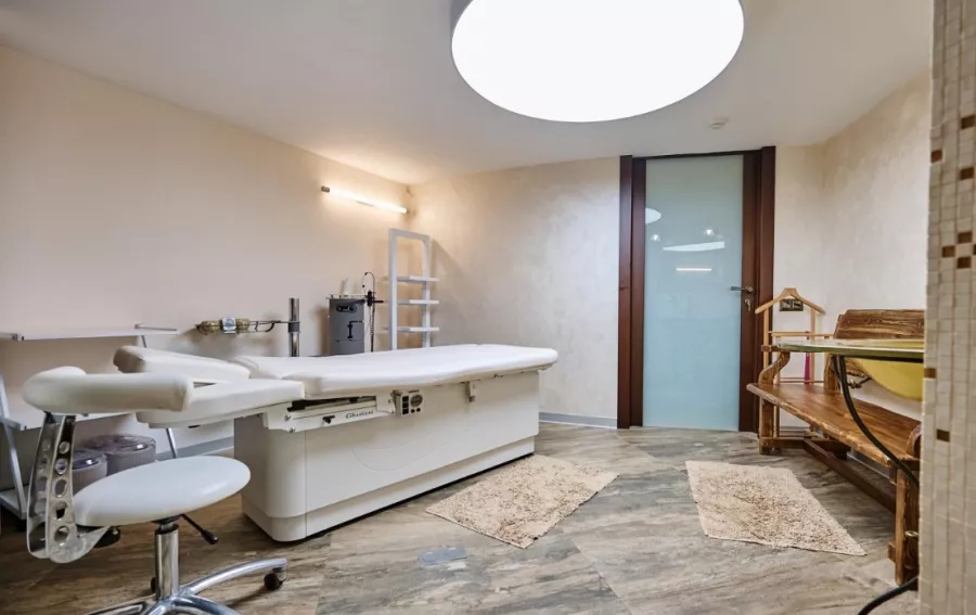 Салон красоты RoseClinic в Москве: Лазерная эпиляция, Стрижка, Сложное окрашивание, Волосы, Косметология, Контурная пластика, Ногти, Маникюр,