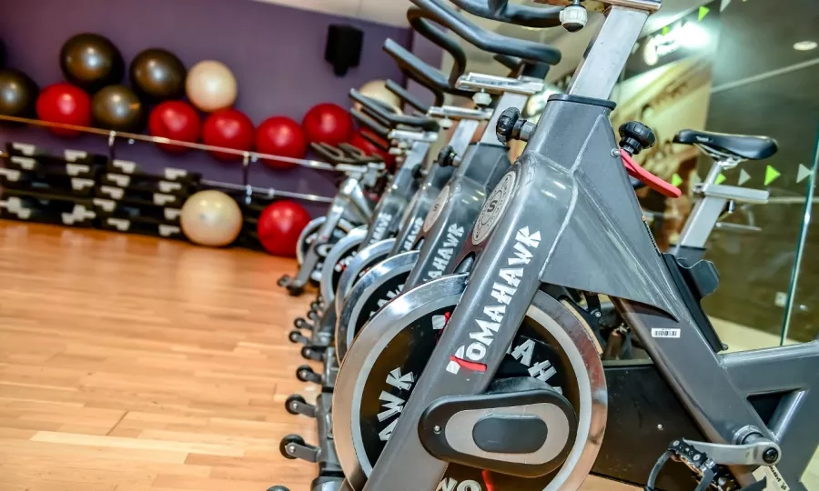 Фитнес-клуб Ideal Fitness в Москве: Аквааэробика, Аэробика, Йога, Настольный теннис, Пилатес, Сайкл, Стретчинг, Танцы, Фитнес для детей, Персональный тренер, Фитнес бар, TRX тренировки, Бассейн, Сауна,