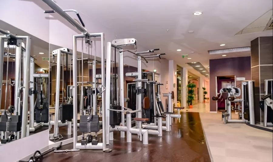Фитнес-клуб Ideal Fitness в Москве: Аквааэробика, Аэробика, Йога, Настольный теннис, Пилатес, Сайкл, Стретчинг, Танцы, Фитнес для детей, Персональный тренер, Фитнес бар, TRX тренировки, Бассейн, Сауна,