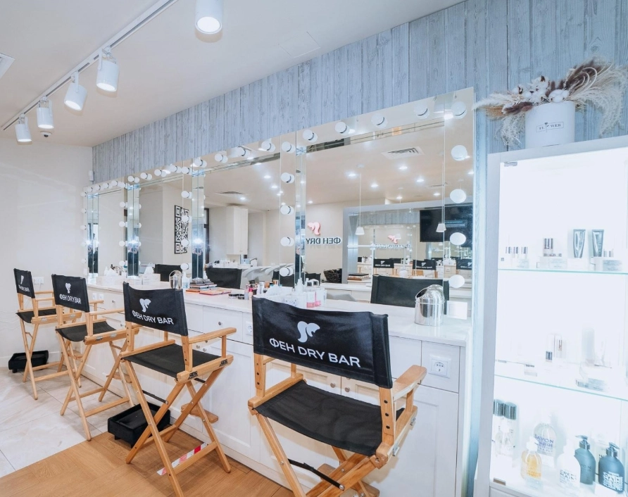Салон укладки волос Фен dry bar в Москве: Вечерняя укладка, Плетение, Укладка волос, Массаж головы, Макияж, Брови, Ресницы, Ногти,