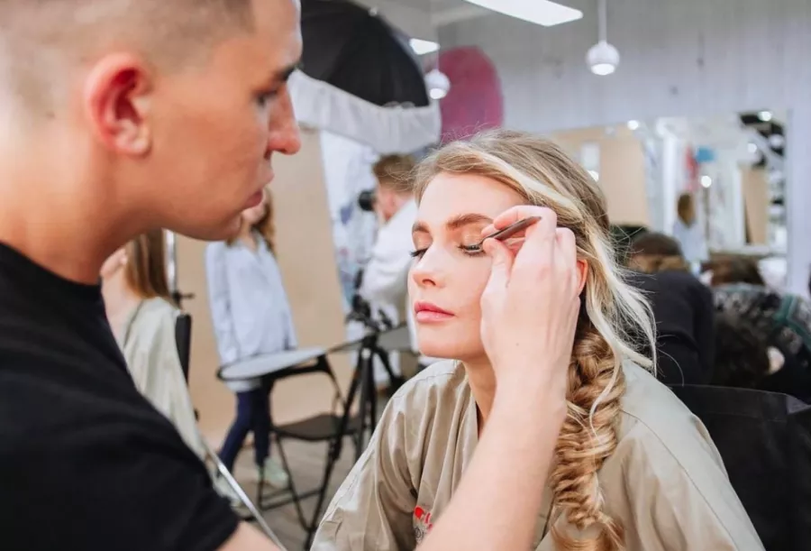Салон укладки волос Фен dry bar в Москве: Вечерняя укладка, Плетение, Укладка волос, Массаж головы, Макияж, Брови, Ресницы, Ногти,