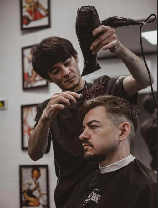 Барбершоп Barber в Москве: Стрижка, Борода, Усы, Бритье, Камуфляж седины,