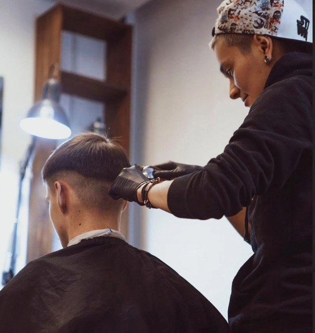 Барбершоп Barber в Москве: Стрижка, Борода, Усы, Бритье, Камуфляж седины,