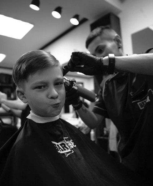 Барбершоп Barber в Москве: Стрижка, Борода, Усы, Бритье, Камуфляж седины,