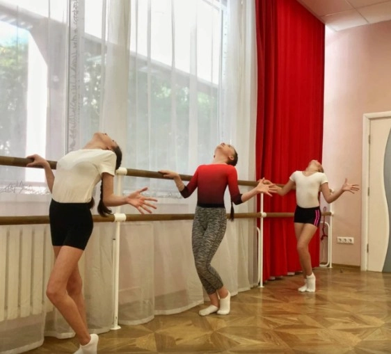Студия танца Lorenz в Видном: Dance MIX, Спортивные Бальные танцы, Брейк-Данс, Растяжка, Ритмика, Скетчинг, Хип-хоп, Зумба, Хатха-Йога,