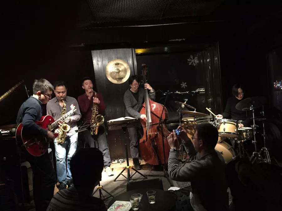 Бар East Shore Live Jazz Cafe в Пекине: Джаз-бар, Алкоголь, Покушать, Живая музыка,