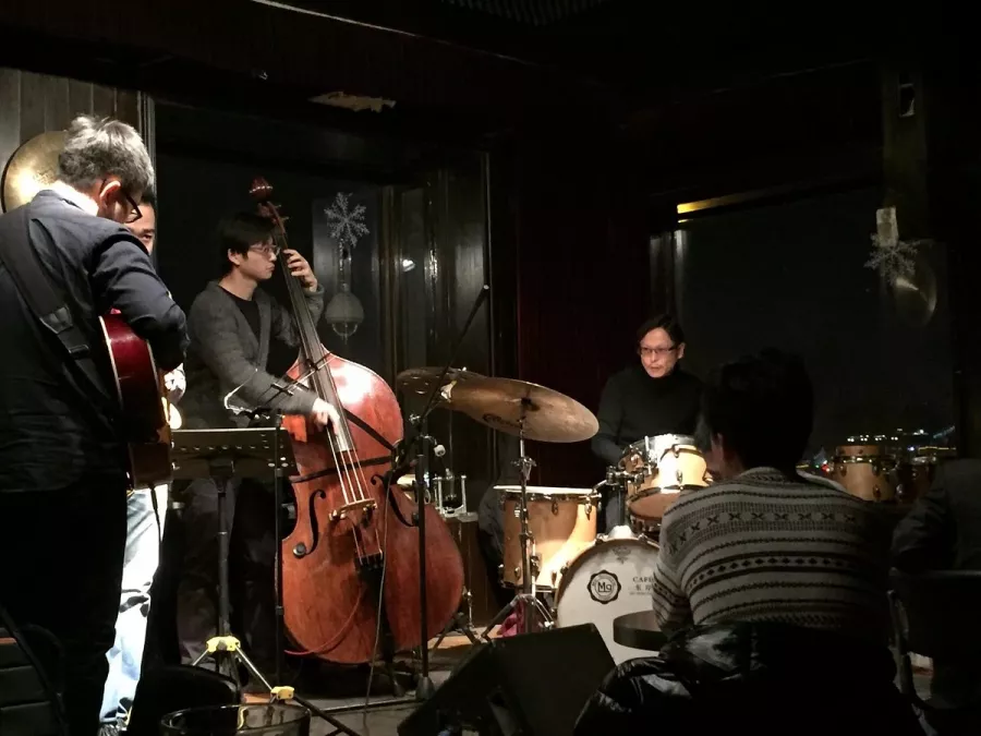 Бар East Shore Live Jazz Cafe в Пекине: Джаз-бар, Алкоголь, Покушать, Живая музыка,