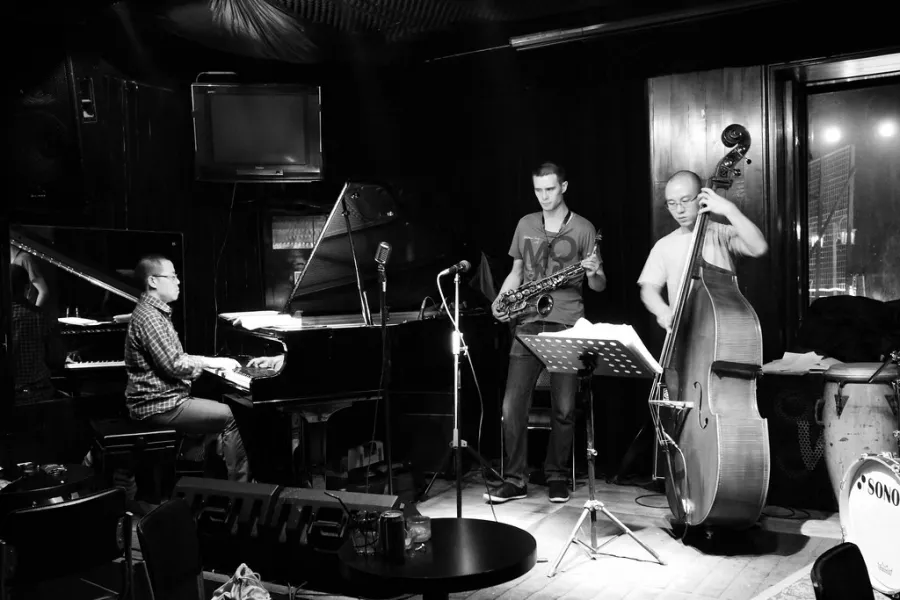 Бар East Shore Live Jazz Cafe в Пекине: Джаз-бар, Алкоголь, Покушать, Живая музыка,