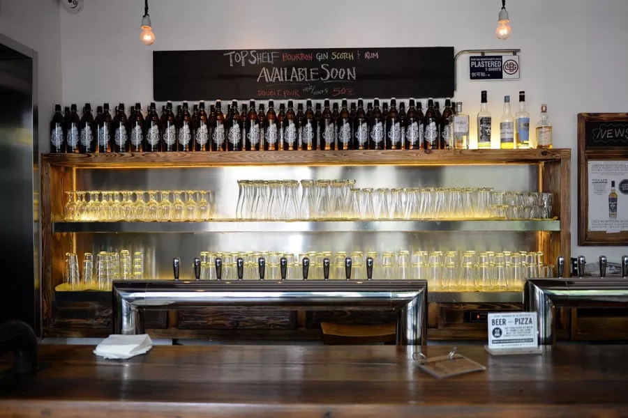 Бар Great Leap Brewing Original в Пекине: Крафт Бар, Алкоголь, Покушать,