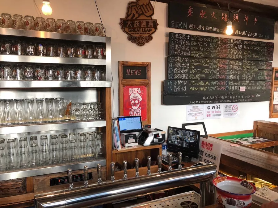Бар Great Leap Brewing Original в Пекине: Крафт Бар, Алкоголь, Покушать,