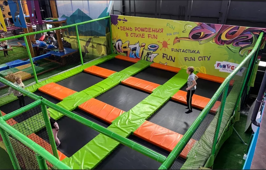 Ресто-парк семейного отдыха Fun City в Санкт-Петербурге: Скалодром, Интерактивная Комната, Горки, Лабиринт, Батуты, Не пропусти,