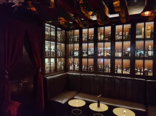 Бар Moonshine Whiskey and Craft Cocktail  в  Пекине
