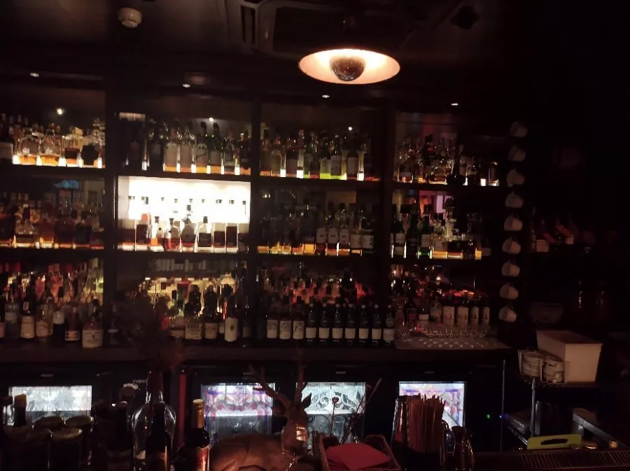 Бар Moonshine Whiskey and Craft Cocktail в Пекине: Бар, Развлечение, Алкоголь,