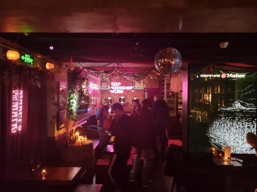 Бар Moonshine Whiskey and Craft Cocktail в Пекине: Бар, Развлечение, Алкоголь,