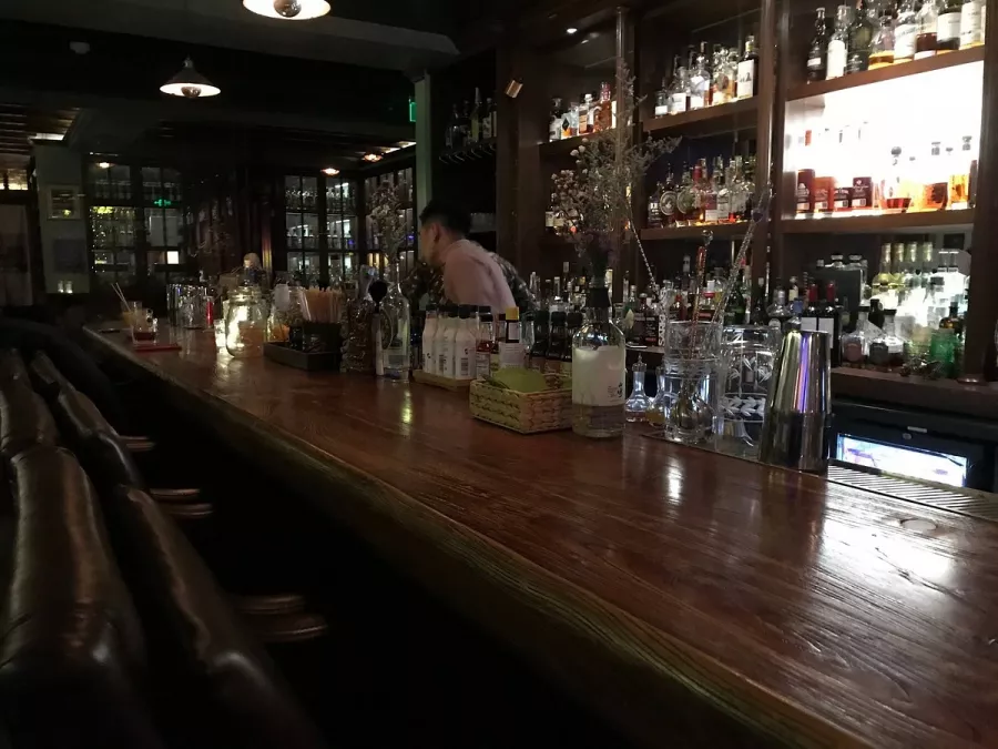 Бар Moonshine Whiskey and Craft Cocktail в Пекине: Бар, Развлечение, Алкоголь,