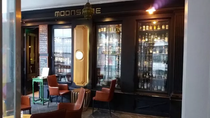 Бар «Moonshine Whiskey and Craft Cocktail»