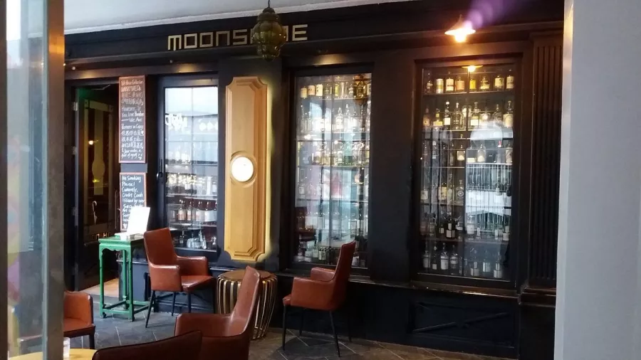 Бар Moonshine Whiskey and Craft Cocktail в Пекине: Бар, Развлечение, Алкоголь,