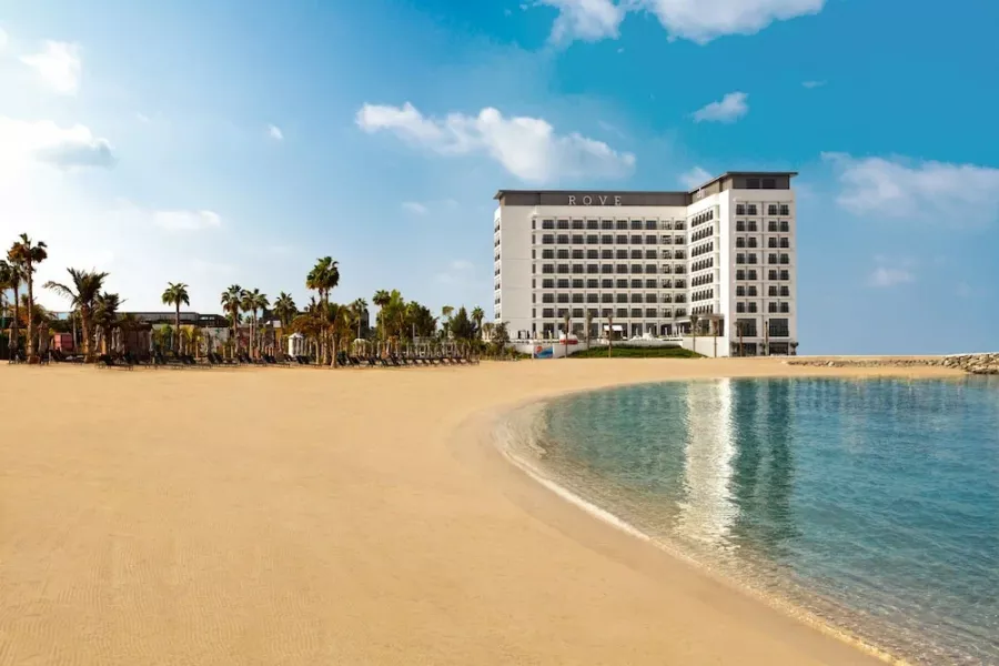 Отель Rove La Mer Beach 3* в Дубаи: Прибрежный отель , Бутик-отель , Номера для геймеров , Бассейн , Конференц-зал,
