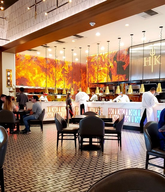 Ресторан Gordon Ramsay Hell's Kitchen в Дубаи: Изысканная кухня , Тетрализованное представление , Фирменные блюда , Открытая кухня,