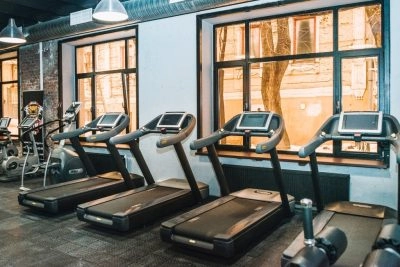 Тренажёрный зал Kickstart gym в Москве: Боевые искусства, Кроссфит, Стретчинг, Фитнес для детей, Персональный тренер, Фитнес бар, TRX тренировки,