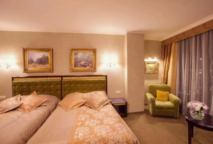 отель Высоцкий 5* в Екатеринбурге: Конференц-зал, Бар, Номера, Бассейн, Апартаменты, Ресторан, Отель, 