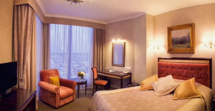 отель Высоцкий 5* в Екатеринбурге: Конференц-зал, Бар, Номера, Бассейн, Апартаменты, Ресторан, Отель, 