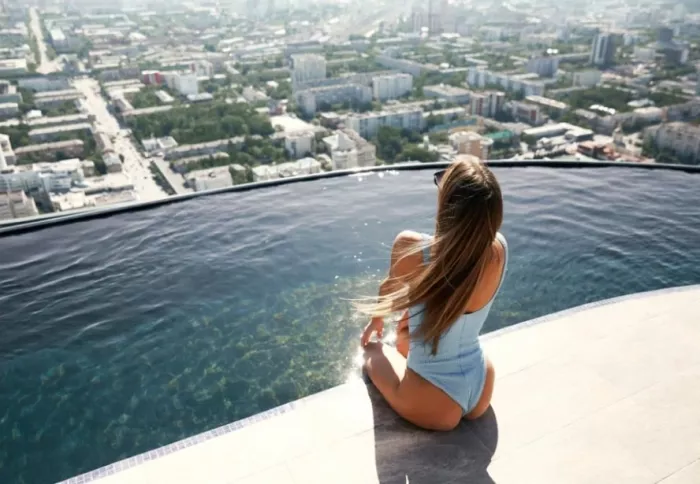 отель Высоцкий 5* в Екатеринбурге: Конференц-зал, Бар, Номера, Бассейн, Апартаменты, Ресторан, Отель, 