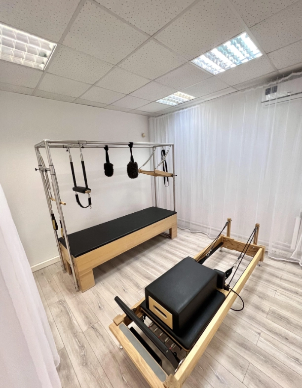 Студия пилатеса и растяжки Reform Pilates Москва в Москве: Женский зал, Пилатес, Стретчинг, Танцы, Фитбол, Персональный тренер, TRX тренировки,