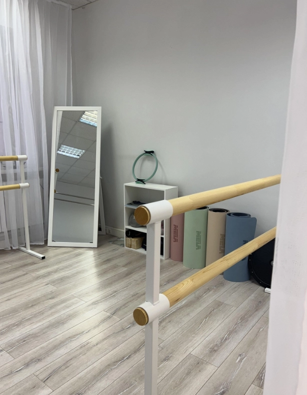 Студия пилатеса и растяжки Reform Pilates Москва в Москве: Женский зал, Пилатес, Стретчинг, Танцы, Фитбол, Персональный тренер, TRX тренировки,